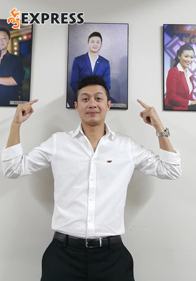 Nhà sản xuất âm nhạc và đạo diễn sân khấu quyền lực