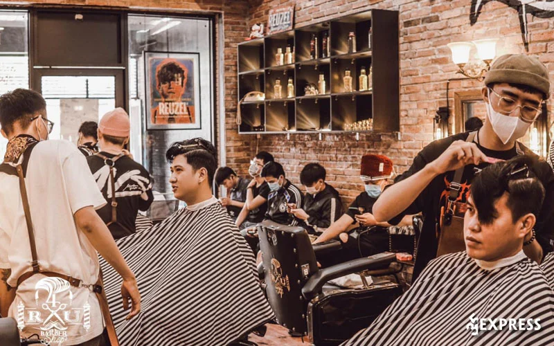 Dạy học cắt tóc  Trường đào tạo nghề Nail dạy trang điểm dạy nghề Spa dạy  cắt tóc uy tín tại TPHCM