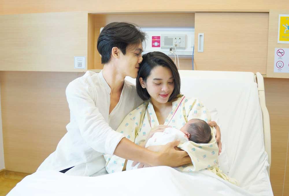 Quỳnh Lương và ông xã thiếu gia đón con gái chào đời