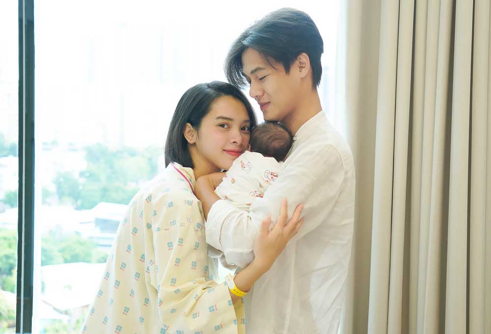 Quỳnh Lương và ông xã thiếu gia đón con gái chào đời