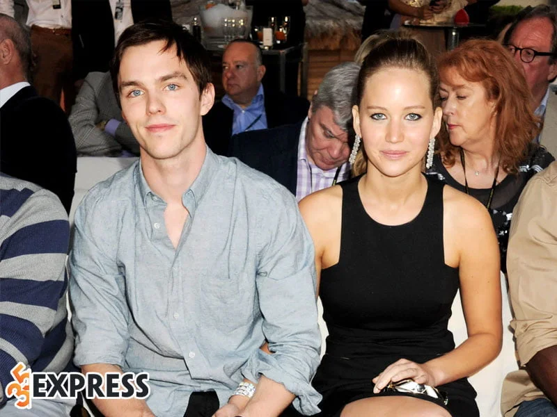 jennifer-lawrence-nicholas-hoult-before-finals-35express-jennifer-lawrence-nicholas hoult-before-closing-on-35express