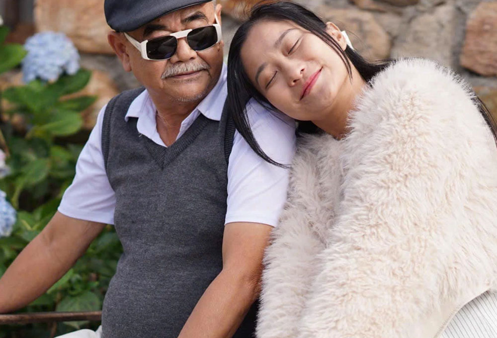 NSND Việt Anh bất ngờ được bạn gái kém 36 tuổi cầu hôn