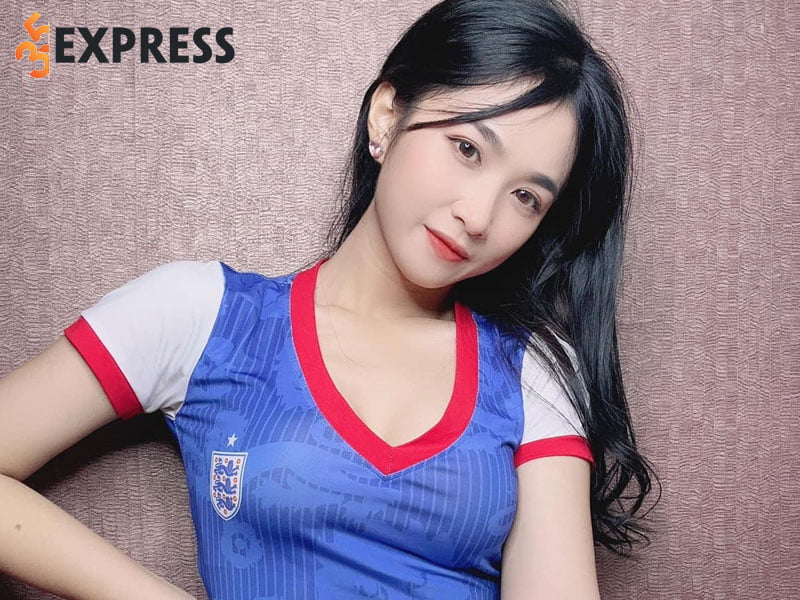 hot-girl-hoang-minh-chau-dai-dien-cho-doi-tuyen-anh-tai-world-cup-2022-1-35express