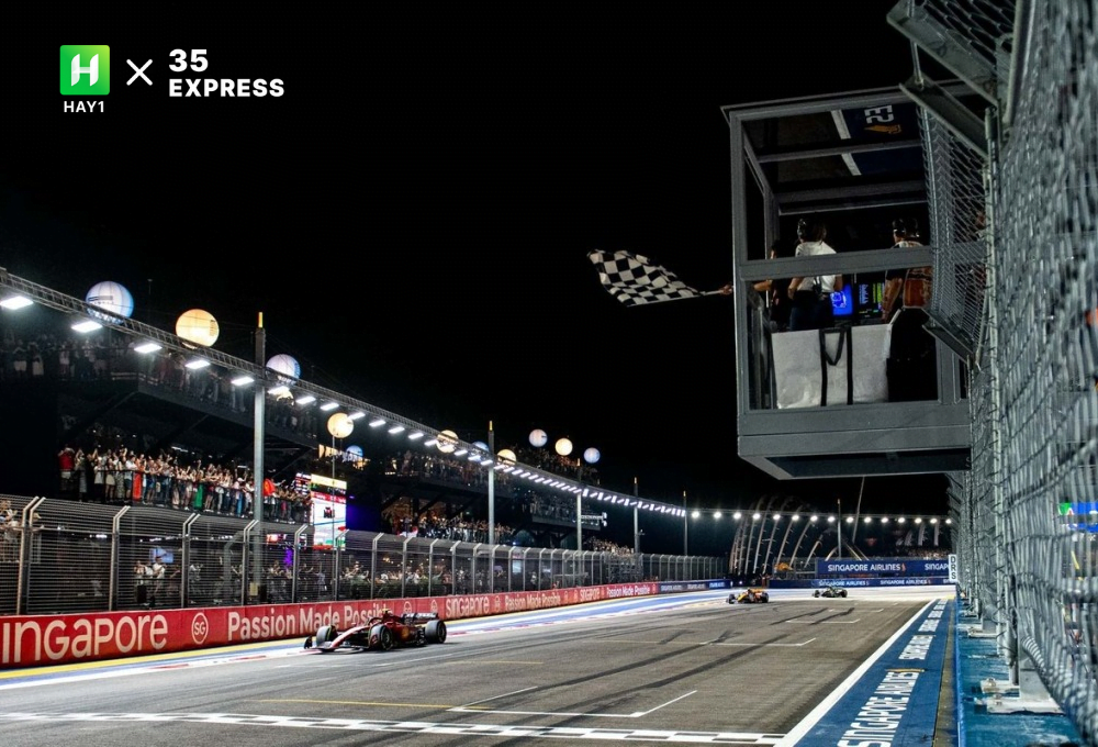 Cờ phất lên báo hiệu Carlos Sainz về nhất trên đường đua phố của Grand Prix Singapore 2023
