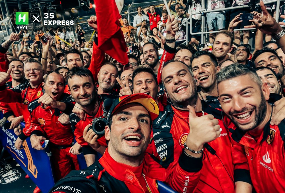 Carlos Sainz chụp ảnh mừng chiến thắng cùng các thành viên Ferrarri sau Grand Prix Singapore
