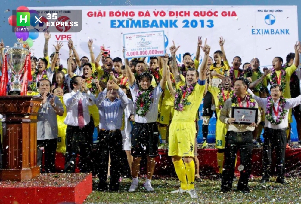 Cristiano Roland cùng các đồng đội ăn mừng khi Hà Nội vô địch V-League 2013
