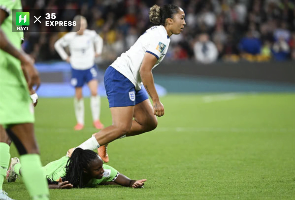   Lauren James giẫm lên người Michelle Alozie cuối trận đấu vòng 1/8 giữa Nigeria và Anh
