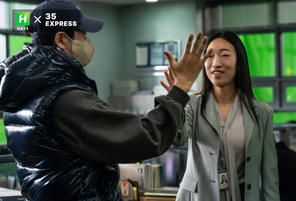 Lee Han Byeol và đạo diễn Kim Young Hoon trên trường quay 'Mask Girl'