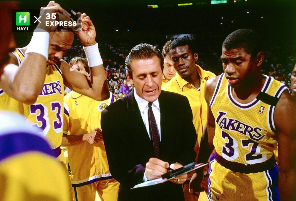 Magic Johnson (phải) là nhân tố chủ chốt giúp Los Angeles Lakers thống trị NBA trong thập niên 80