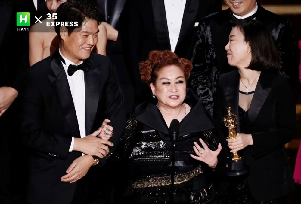 Bà Miky Lee ăn mừng chiến thắng cùng đoàn làm phim Ký sinh trùng trên sân khấu Oscar
