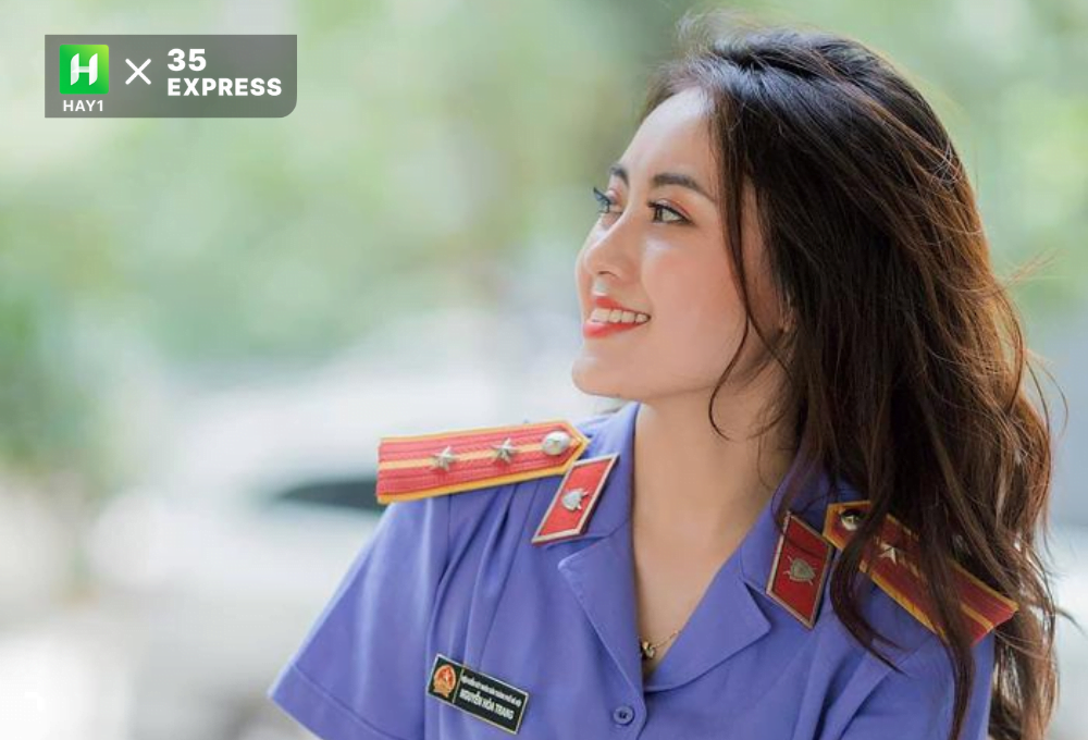 Nữ kiểm sát viên Nguyễn Hòa Trang duyên dáng, rạng rỡ trong bộ đồng phục ngành đã "đốn tim" cộng đồng mạng
