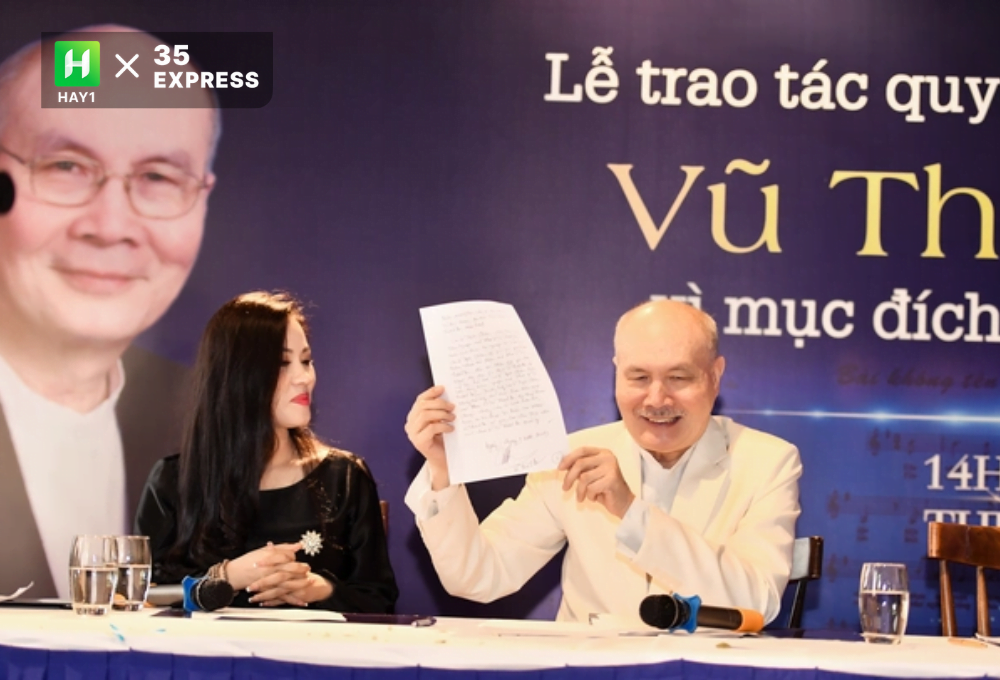 Nhạc sĩ Vũ Thành An đọc và ký thư tâm nguyện của mình tại buổi họp báo