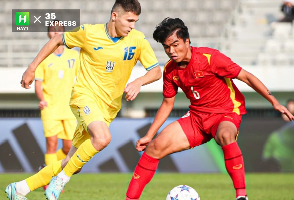 Công Phương (áo đỏ) chơi tốt trong chuyến du đấu của U.18 Việt Nam ở Hàn Quốc
