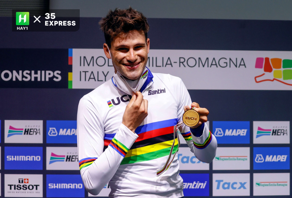  Filippo Ganna mặc áo cầu vồng của nhà vô địch thế giới
