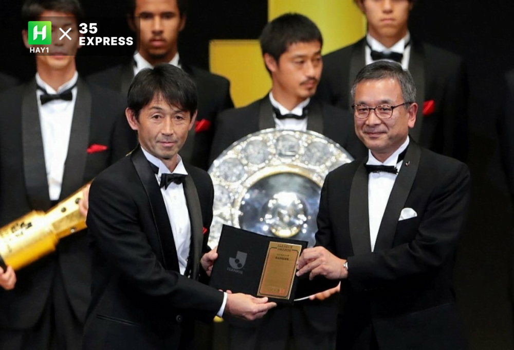  HLV Ishii Masatada nhận danh hiệu HLV xuất sắc nhất J-League 2016
