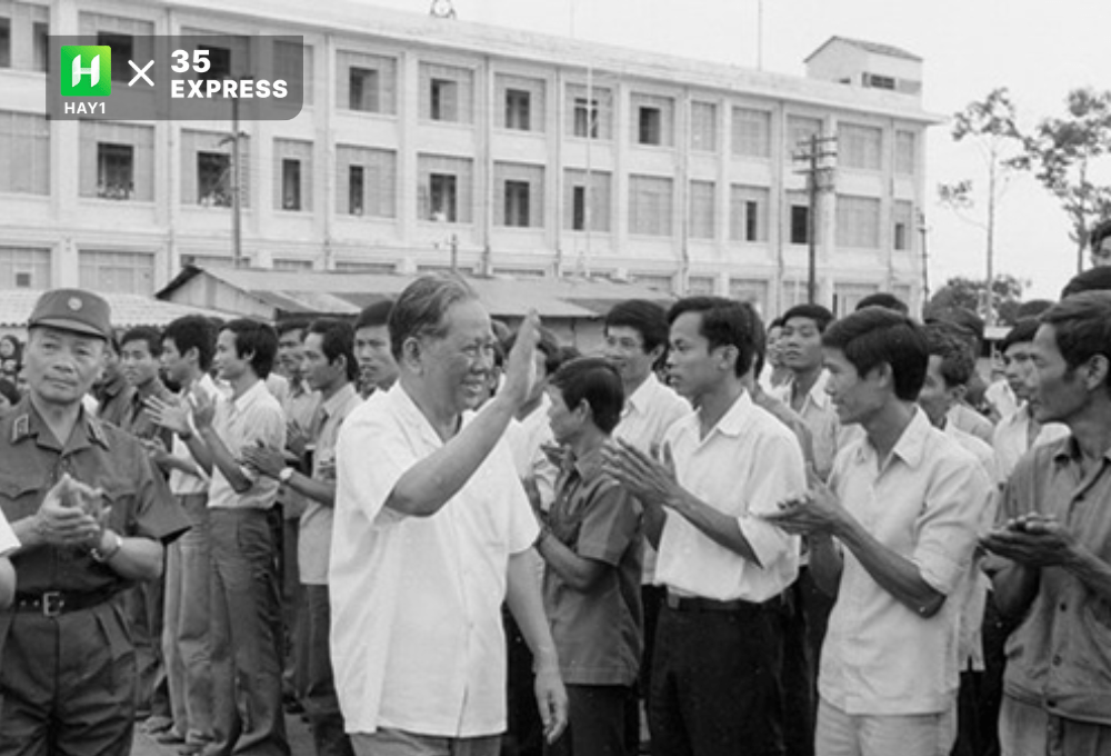 Tổng Bí thư Lê Duẩn thăm nhà máy đóng tàu Ba Son, TP Hồ Chí Minh
