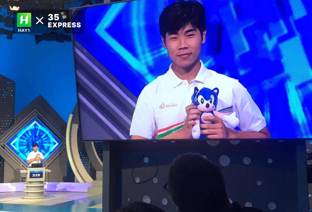 Nguyễn Việt Thành và chú nhím Sonic trong cuộc thi quý một Đường lên Đỉnh Olympia
