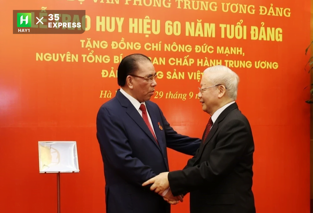 Tổng Bí thư Nguyễn Phú Trọng trao Huy hiệu 60 năm tuổi Đảng cho nguyên Tổng Bí thư Nông Đức Mạnh
