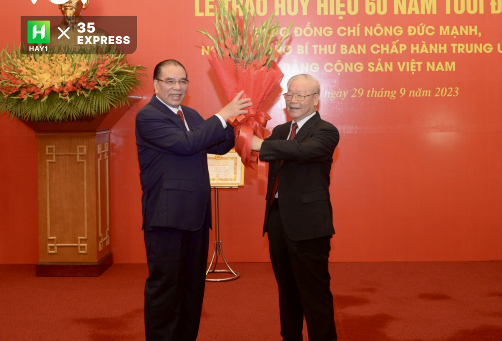 Tổng Bí thư Nguyễn Phú Trọng tặng hoa chúc mừng nguyên Tổng Bí thư Nông Đức Mạnh