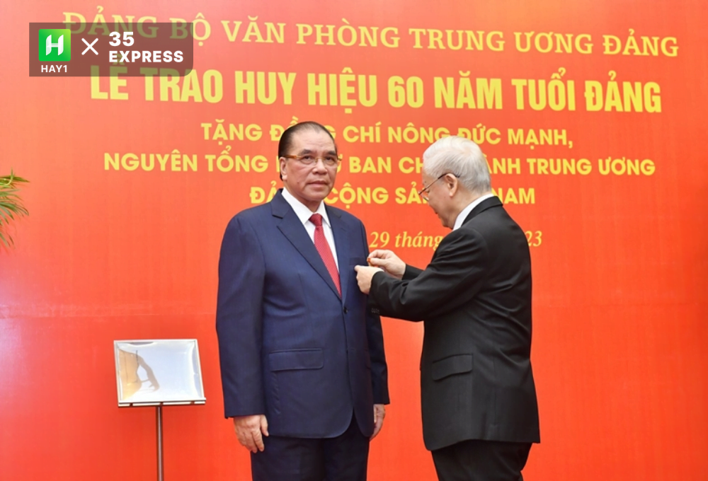  Ông Phú Trọng gắn Huy hiệu 60 năm tuổi Đảng tặng nguyên Tổng Bí thư Nông Đức Mạnh