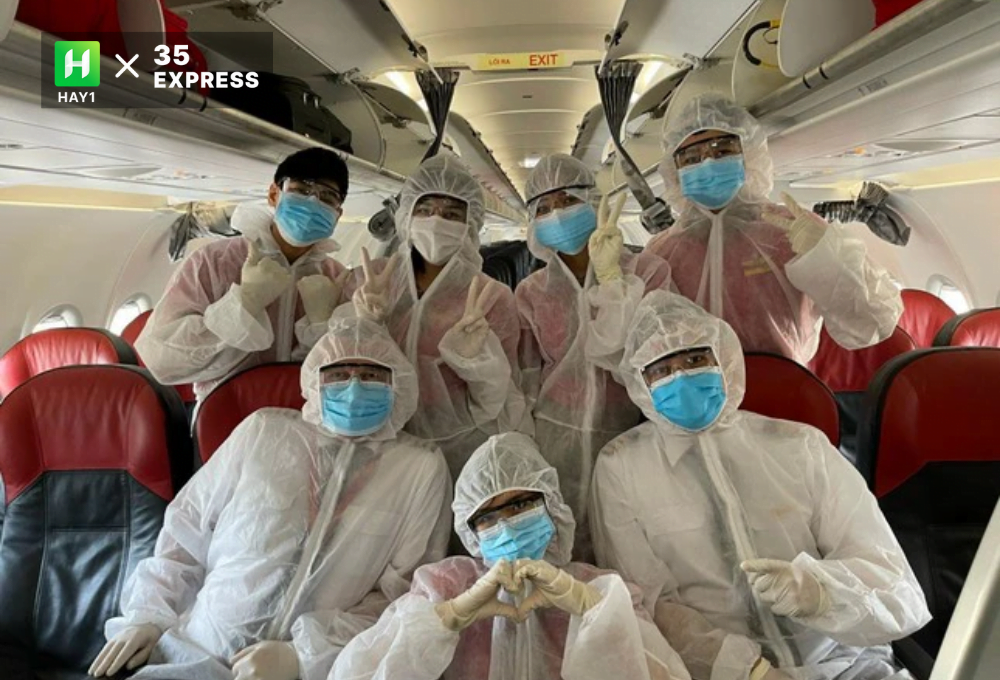 Lê Thu Trang cùng đồng nghiệp trong bộ đồ bảo hộ khi thực hiện các chuyến bay trong thời điểm dịch COVID - 19 diễn biến phức tạp