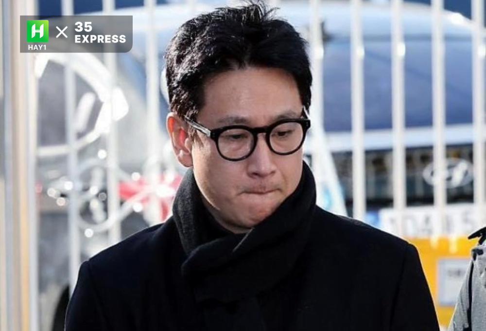 Lee Sun Kyun trình diện cảnh sát công khai ngày 23/12/2023, bốn ngày trước khi qua đời
