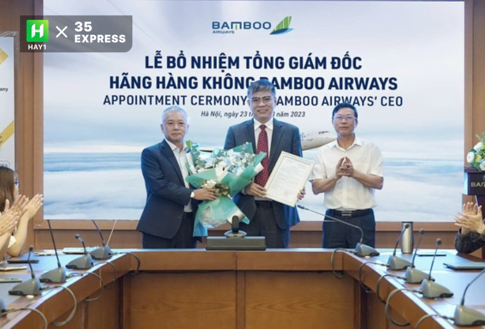 Tân Tổng Giám đốc Bamboo Airways Lương Hoài Nam (giữa) nhận Quyết định bổ nhiệm và hoa từ Chủ tịch HĐQT Bamboo Airways Lê Thái Sâm (ngoài cùng bên phải) và Phó Chủ tịch Thường trực HĐQT Phan Đình Tuệ
