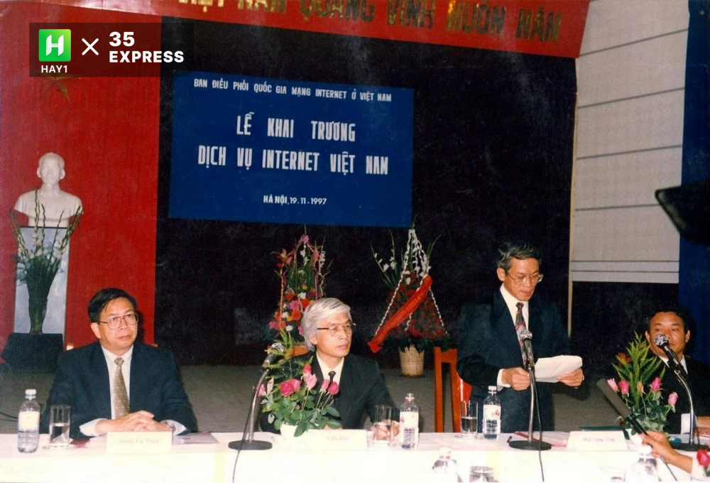 Ông Mai Liêm Trực (người thứ hai từ trái sang) phát biểu tại Lễ khai trương dịch vụ Internet ngày 19/11/1997