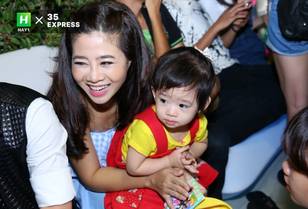 Nữ diễn viên Mai Phương bên cạnh bé Lavie
