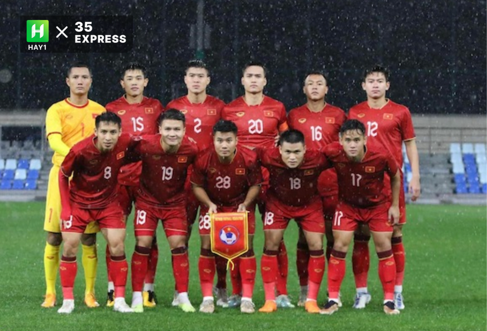 Hậu vệ Võ Minh Trọng (số 17) trong màu áo đội tuyển Việt Nam