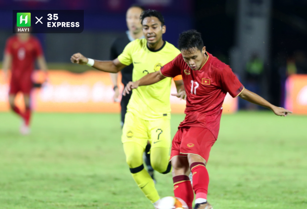 Tình huống Võ Minh Trọng (17) sút chạm tay hậu vệ U22 Malaysia trong vòng cấm
