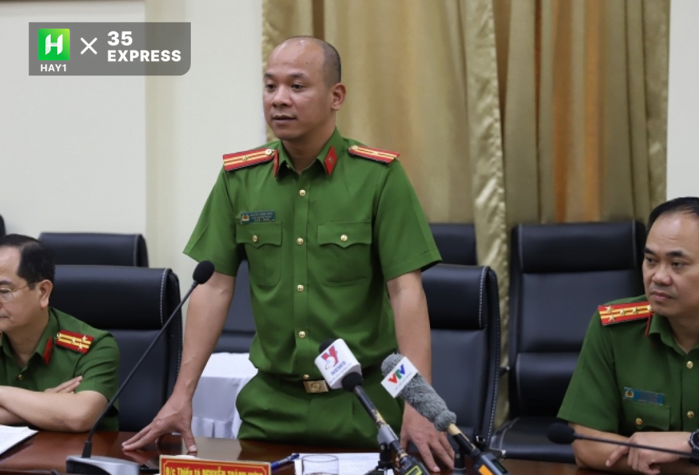 Trung tá Nguyễn Thành Hưng tại một buổi nói họp với phía nhà báo
