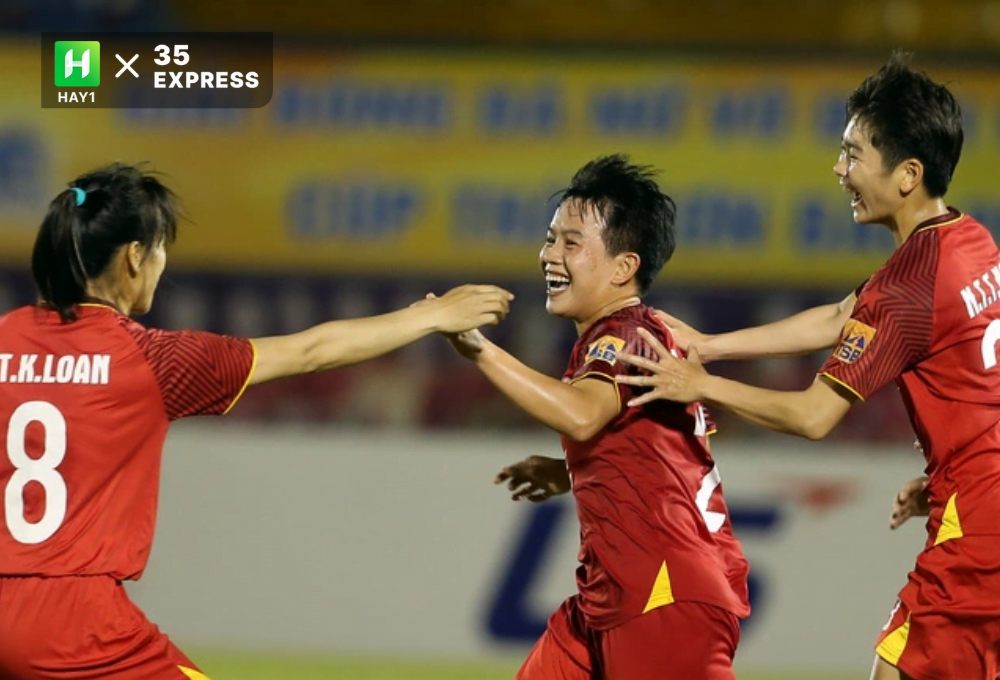 Nguyễn Thị Mỹ Anh (giữa) mỉm cười khi được thi đấu cho CLB mới
