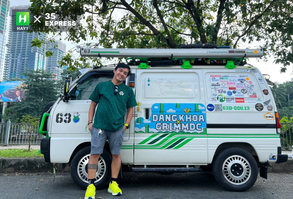 Đồ đạc của Trần Đặng Đăng Khoa cũng được sắp xếp gọn trên trần xe
