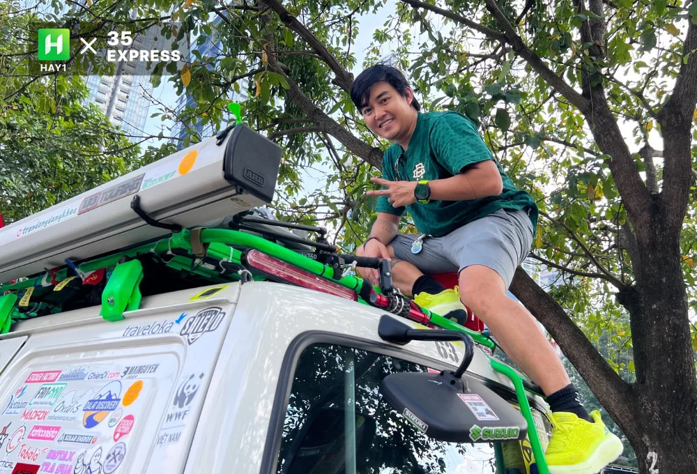 Trần Đặng Đăng Khoa hoàn thiện công đoạn cuối cùng với chiếc xe của mình
