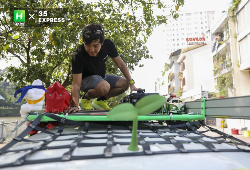 Phượt thủ Trần Đặng Đăng Khoa tỷ mỉ kiểm tra lại những chi tiết trên chiếc xe
