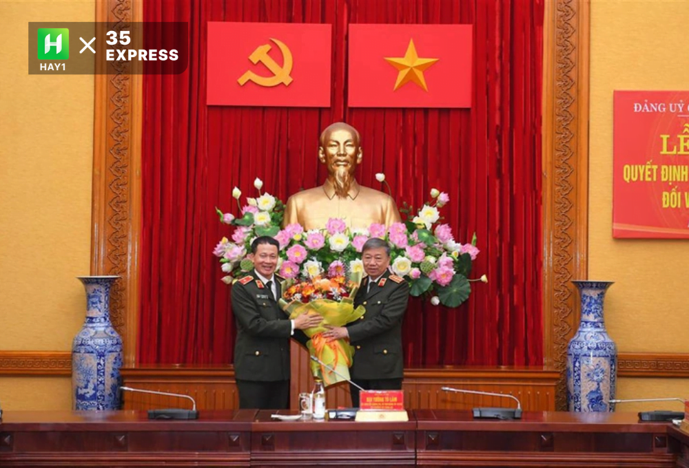 Bộ trưởng Tô Lâm tặng hoa chúc mừng thiếu tướng Vũ Hồng Văn (trái)