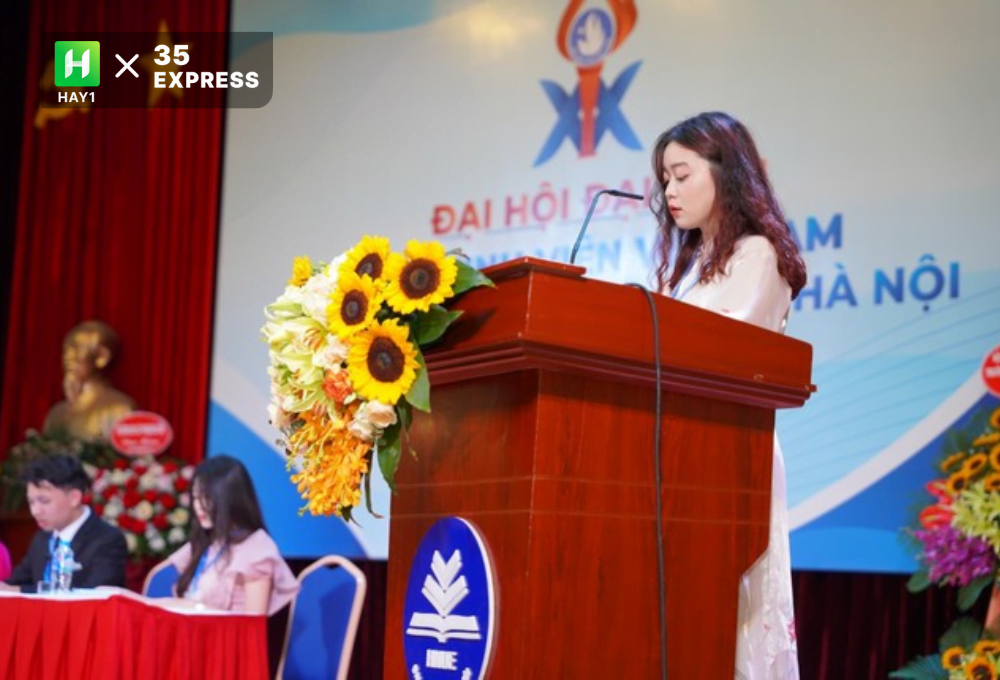 Hoàng Phương Anh phát biểu tại một kì đại hội sinh viên
