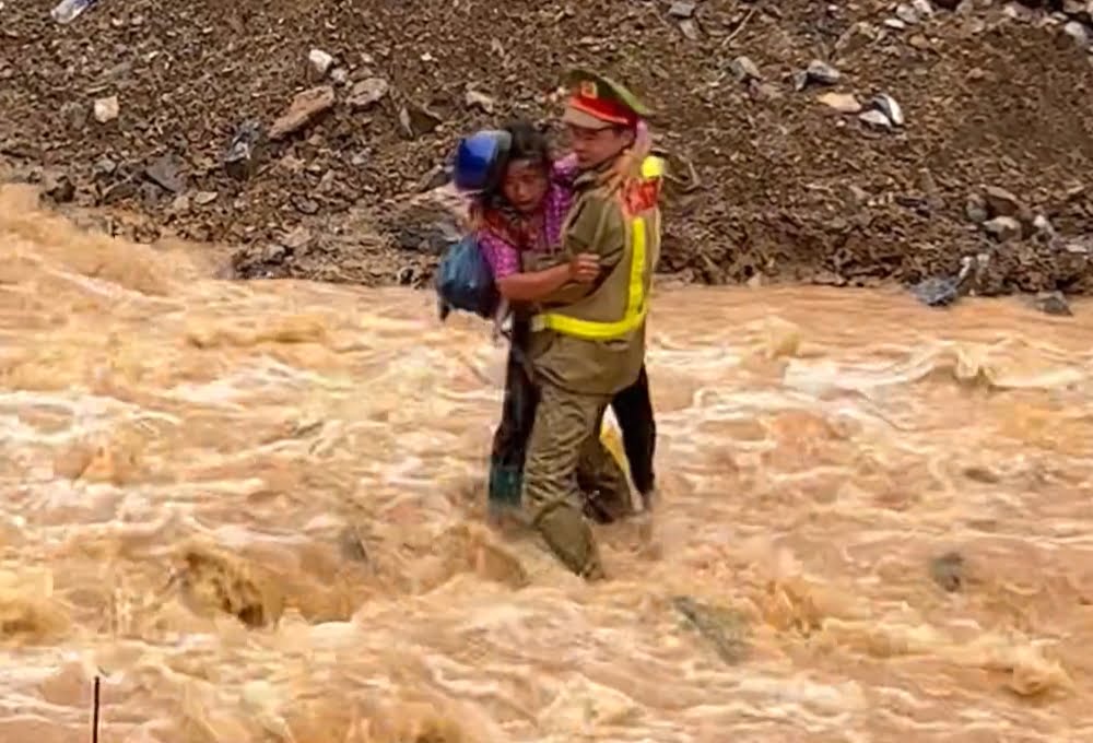 Thượng úy Nguyễn Mạnh Tường xả thân cứu người giữa dòng nước lũ