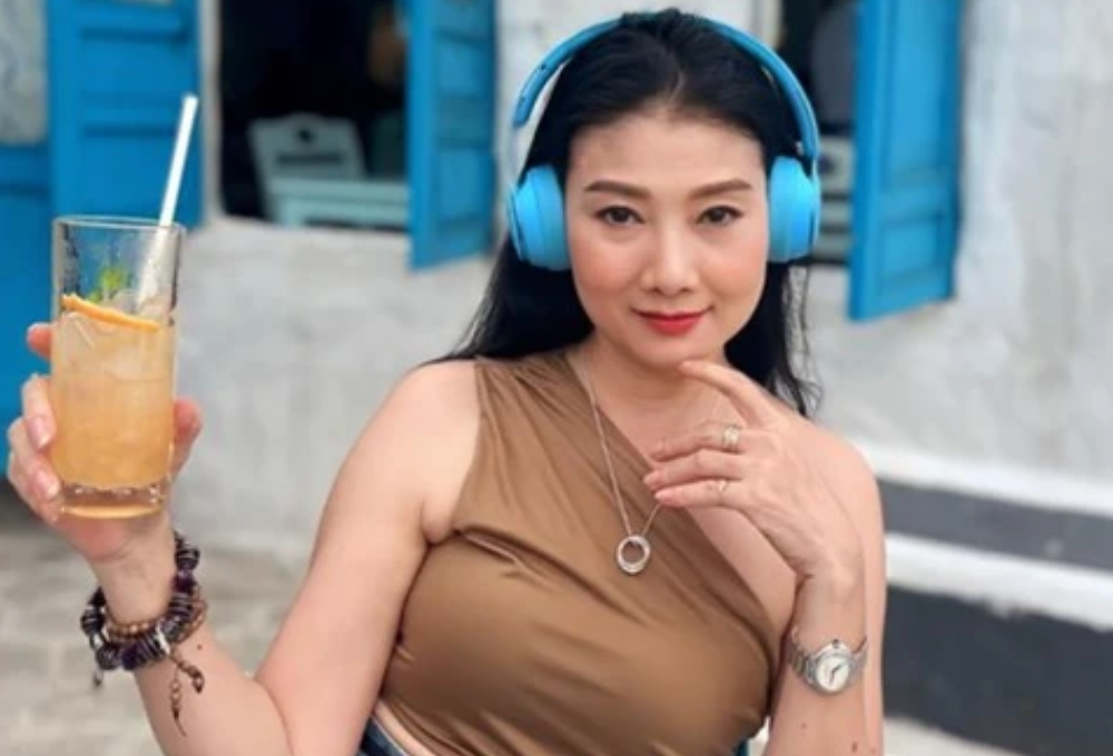 NSND Mỹ Uyên công khai hôn người yêu trong tiệc sinh nhật U50: Hé lộ bạn gái gây “chấn động” cộng đồng mạng