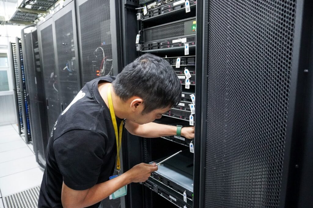 Chuyên viên kỹ thuật của ZoneCloud đang vận hành hệ thống server