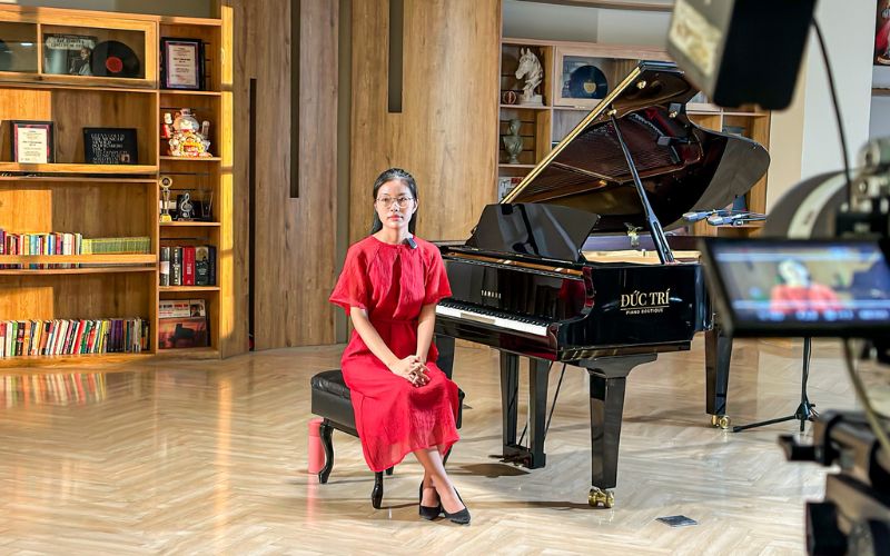 Khách hàng đến trải nghiệm đàn piano tại Showroom Piano Đức Trí