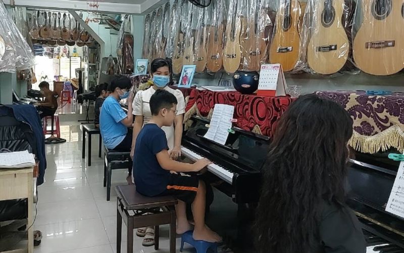 Bên trong cửa hàng Musical Instrument Store Music Roses