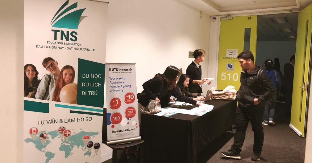 Nhân viên của TNS đang tư vấn du học Úc