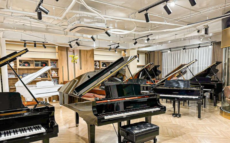 Những chiếc đàn piano Grand đang được bày bán tại Piano Đức Trí