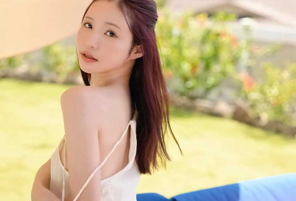 Ra mắt dưới vai trò diễn viên AV