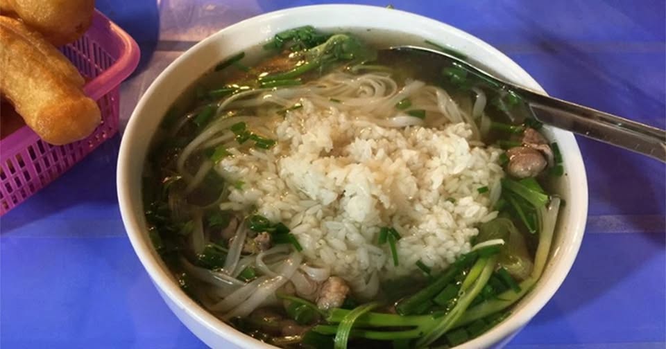 Cơm nguội ăn với phở – Món kết hợp lạ đời đang gây sốt mạng xã hội