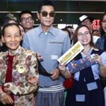 Hồng Kim Bảo ngồi xe lăn, cùng Cổ Thiên Lạc xuất hiện tại sân bay Tân Sơn Nhất