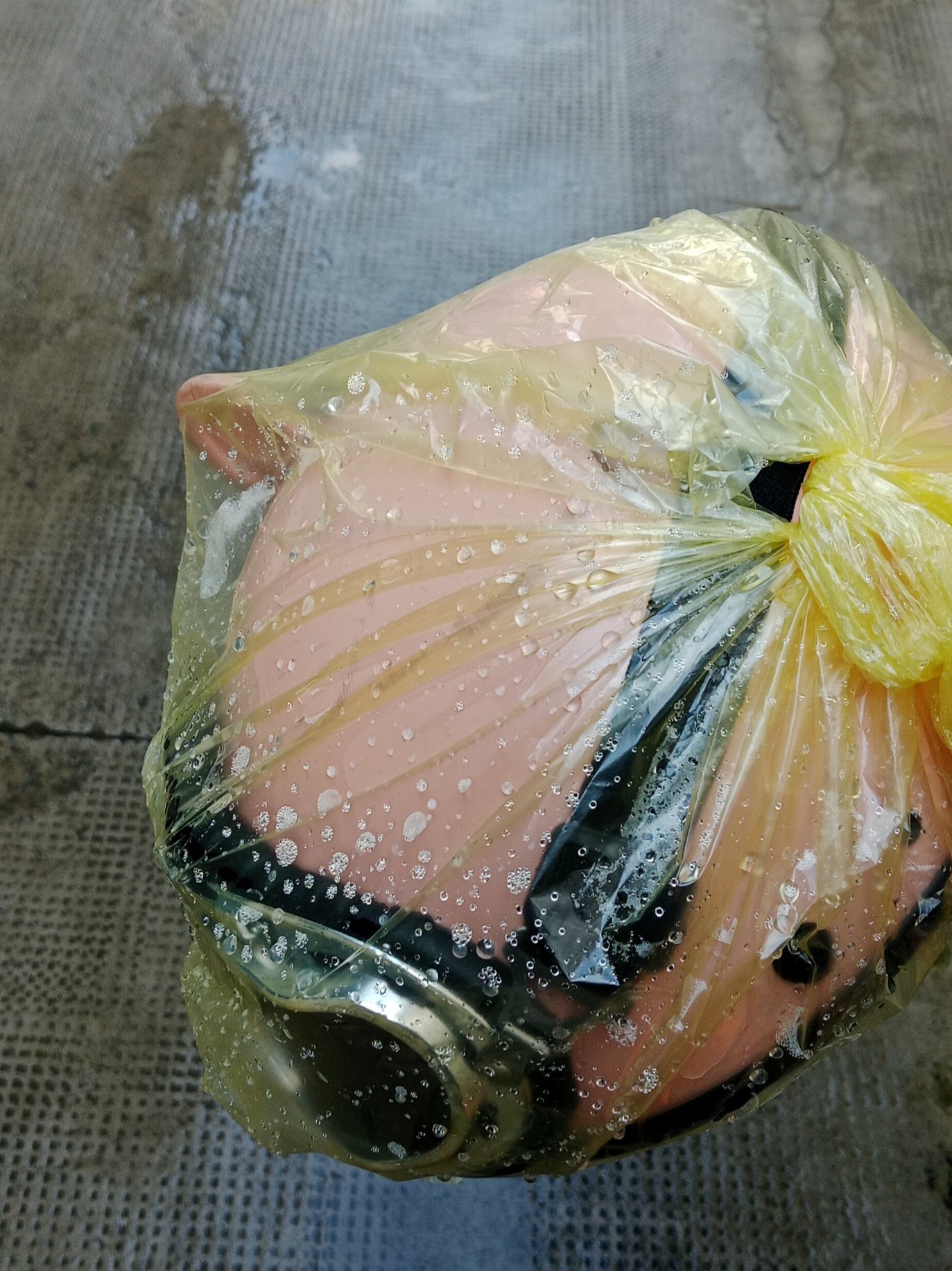 Chú hàng xóm dễ thương: Thấy nón bảo hiểm dính mưa, liền lấy bịch nilon bọc lại cho người lạ