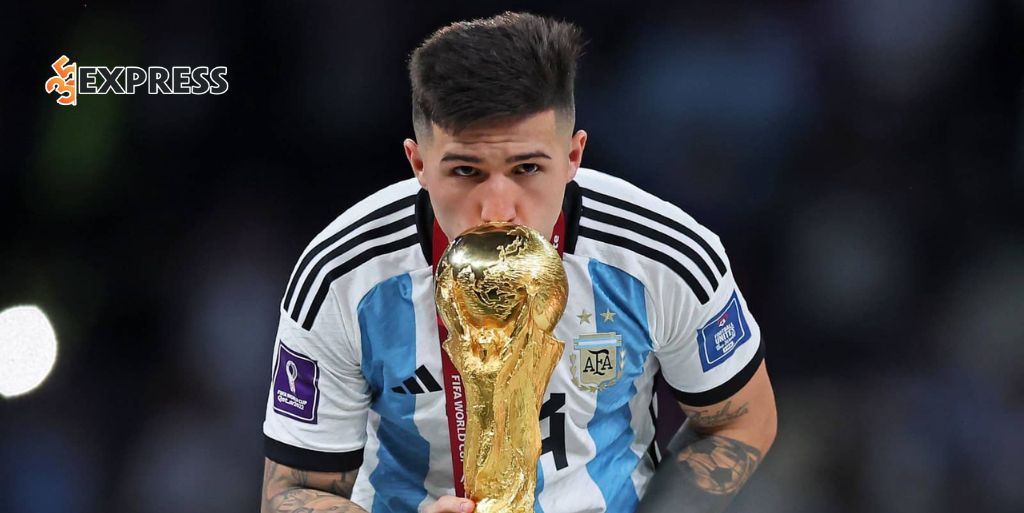 Enzo Fernandez ra mắt đội tuyển quốc gia Argentina vào năm 2022